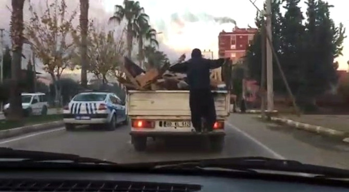 Kamyonet Kasasında Tehlikeli Yolculuk