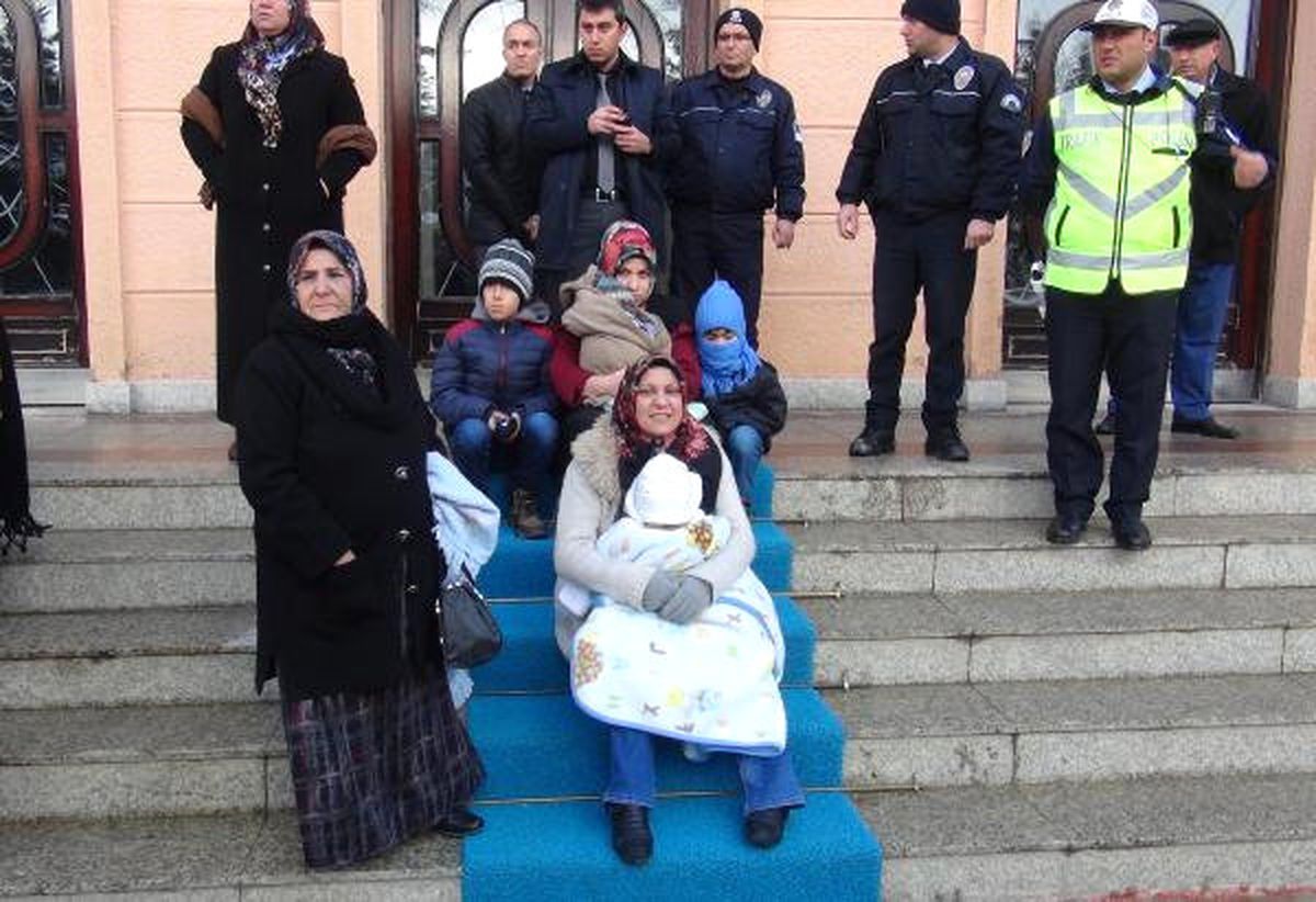 Kapatılan İçkili Mekan İşletmecilerinden Valilik Önünde Eylem
