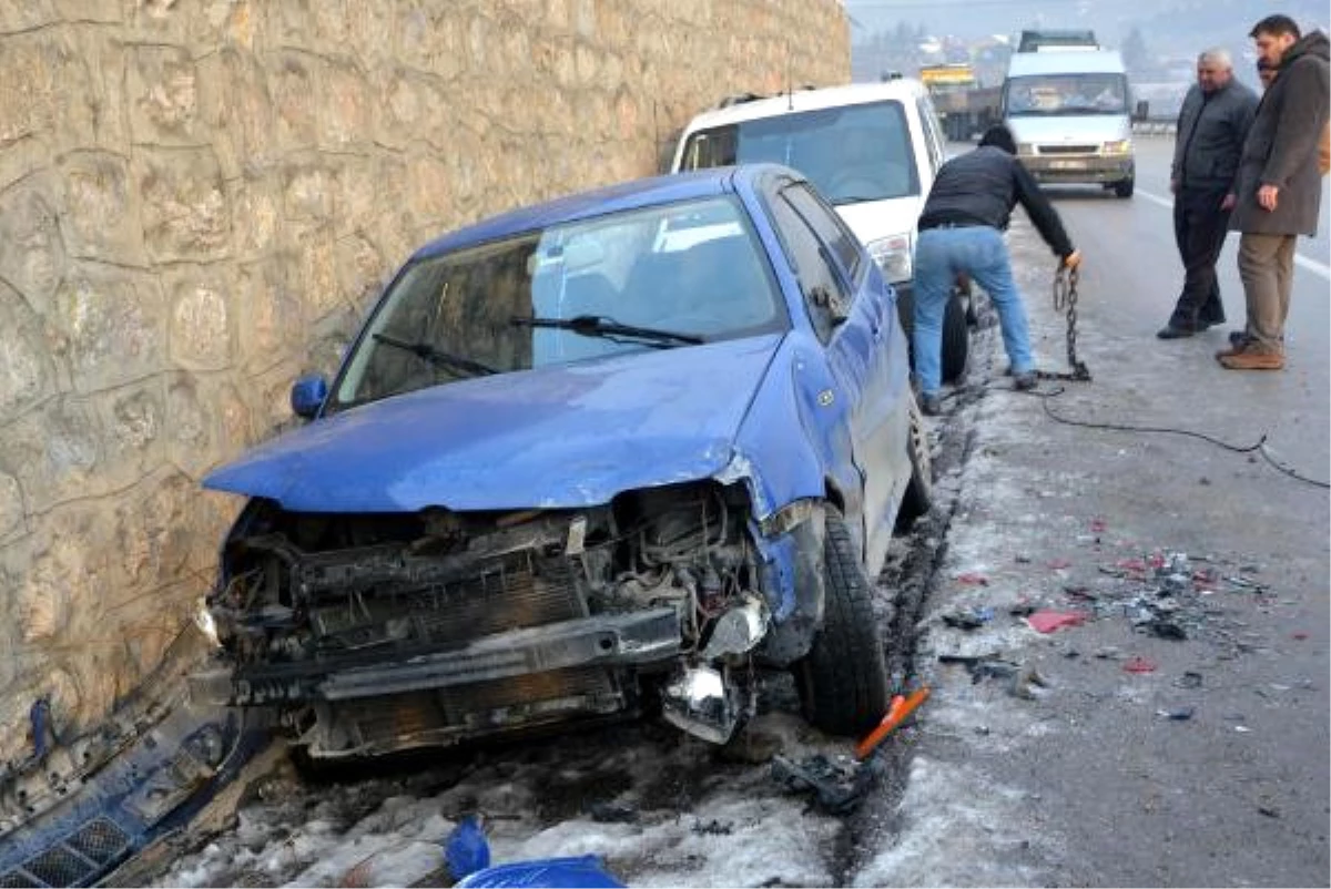 Karabük\'te Buzlanma Nedeniyle 10 Araç Kaza Yaptı