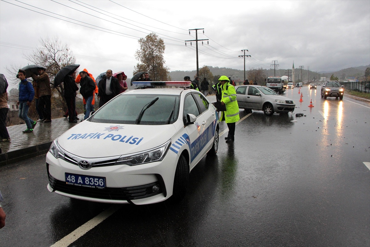 Kaza Tutanağı Tutan Polislere Otomobil Çarptı