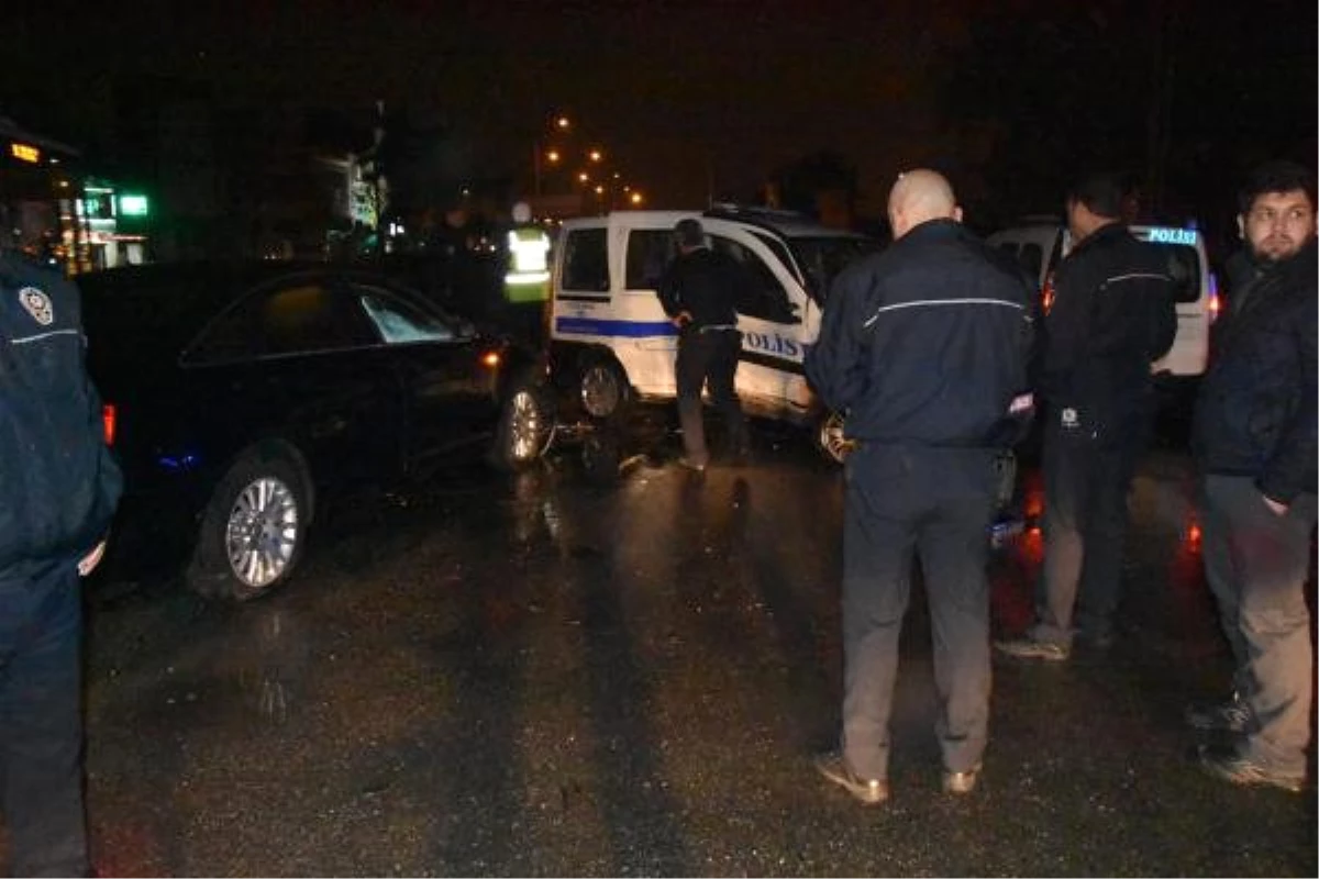 Kırmızı Işıkta Geçen Otomobil Polis Otosuna Çarptı: 3 Yaralı
