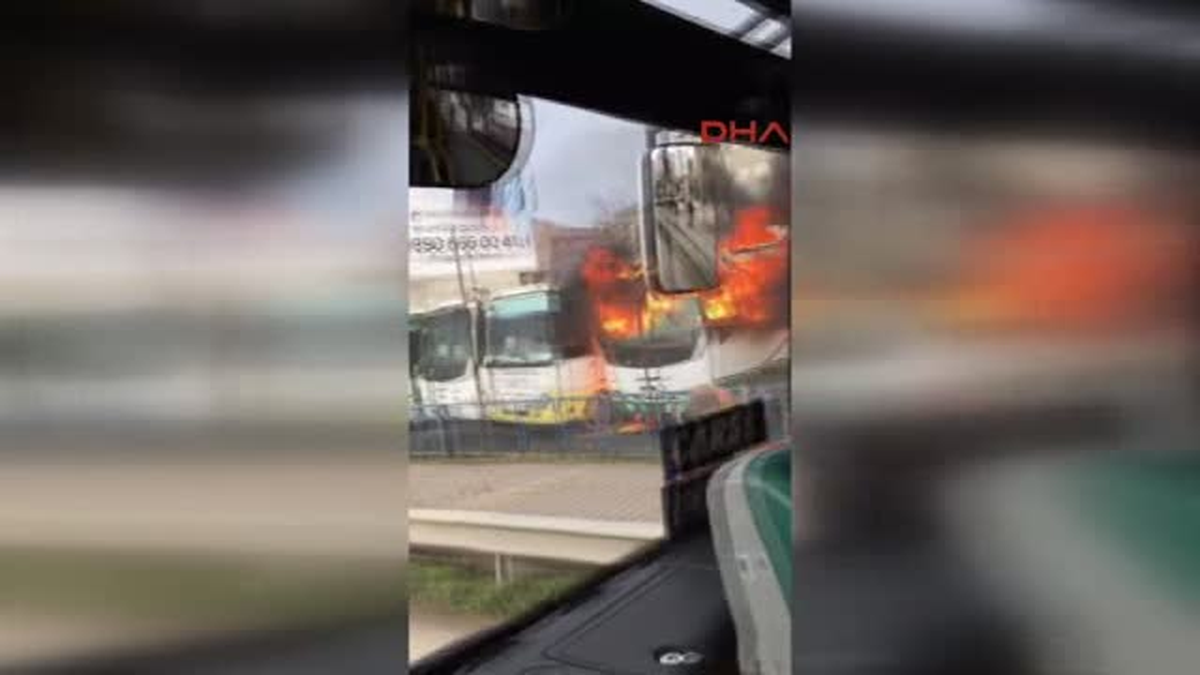 Kocaeli Park Halindeki 2 Otobüs Alev Alev Yandı