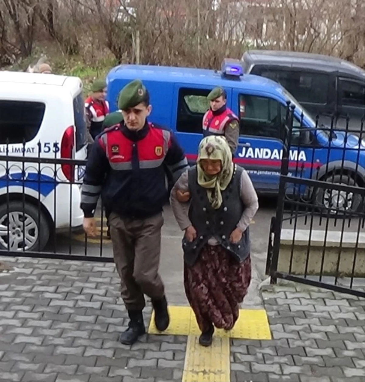 Komşusunu 3 Yerinden Bıçaklayan Kadın Tutuklandı