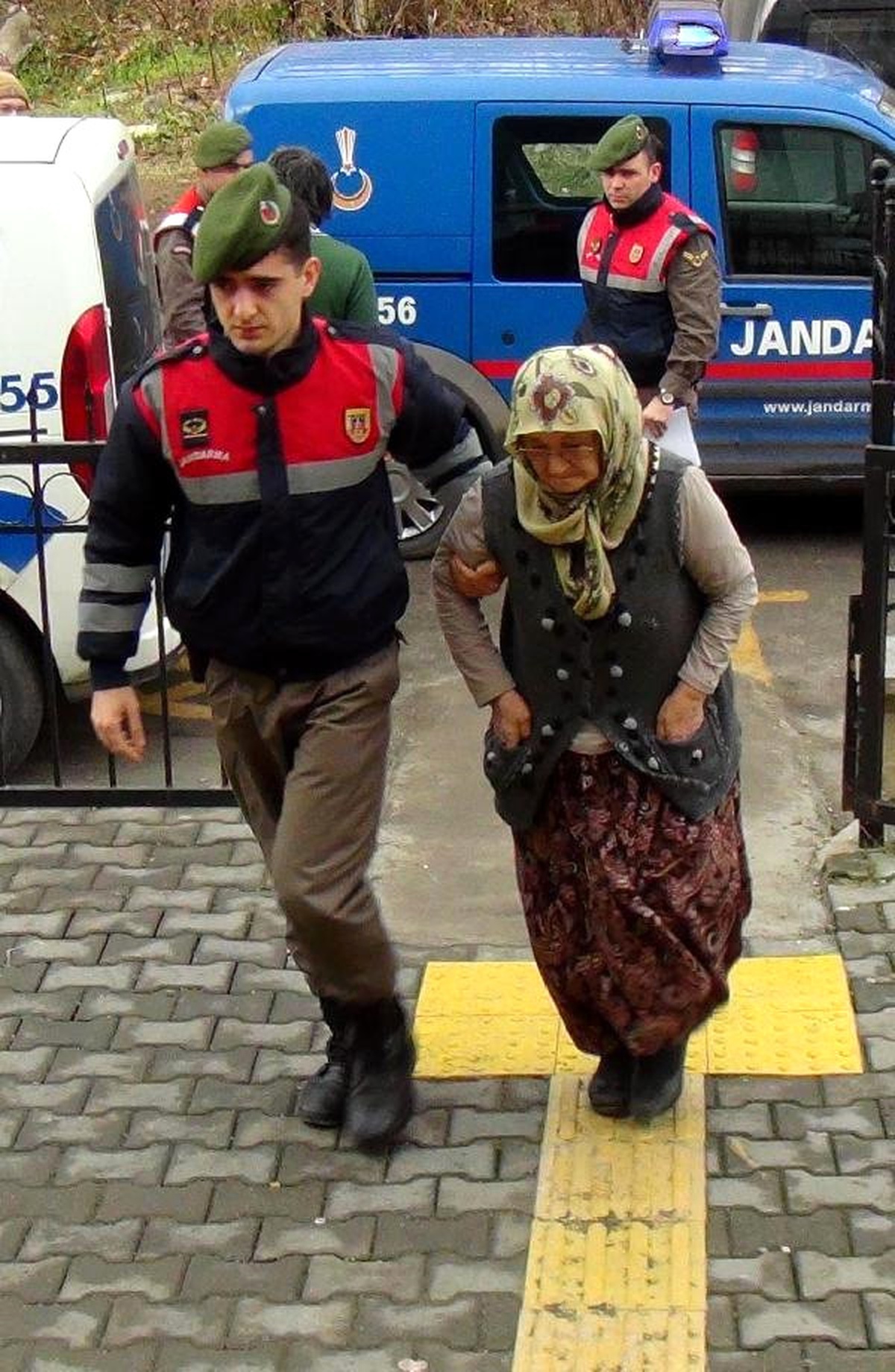 Komşusunu Bıçakla Yaralayan Kadın Tutuklandı