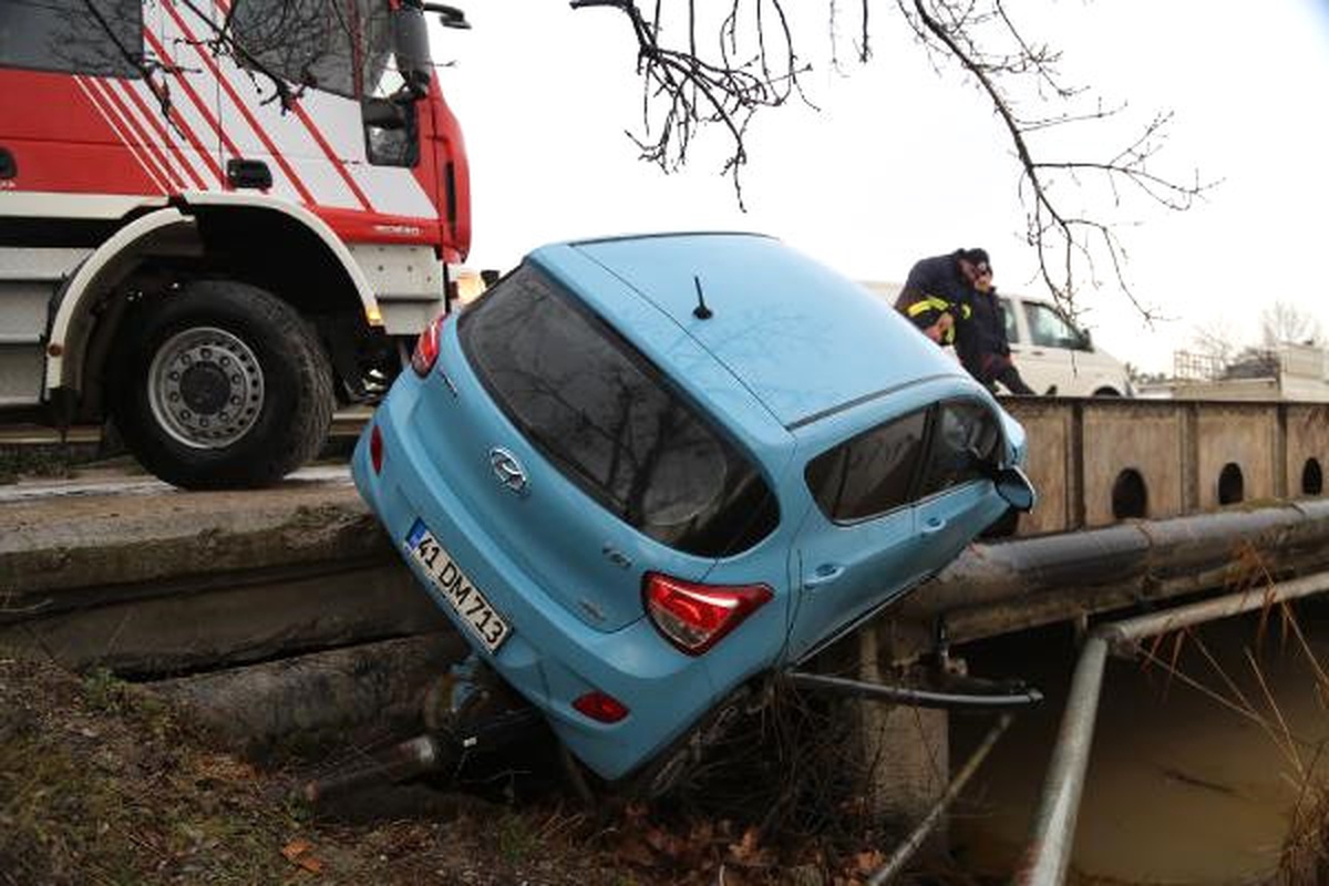Köprü Korkuluklarına Çarpan Otomobil Asılı Kaldı