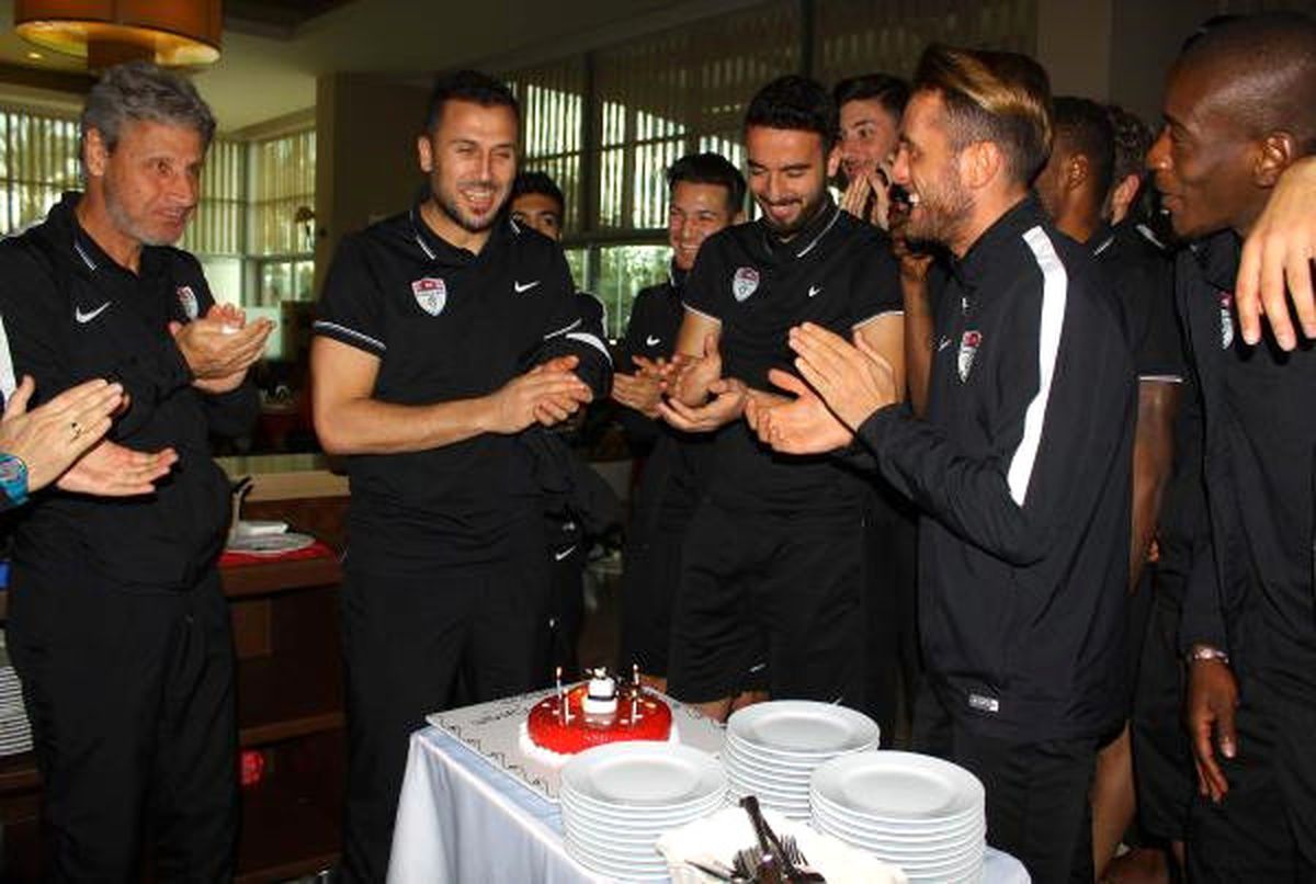 Manisaspor\'da Kaleci İsmail\'e Doğum Günü Kutlaması