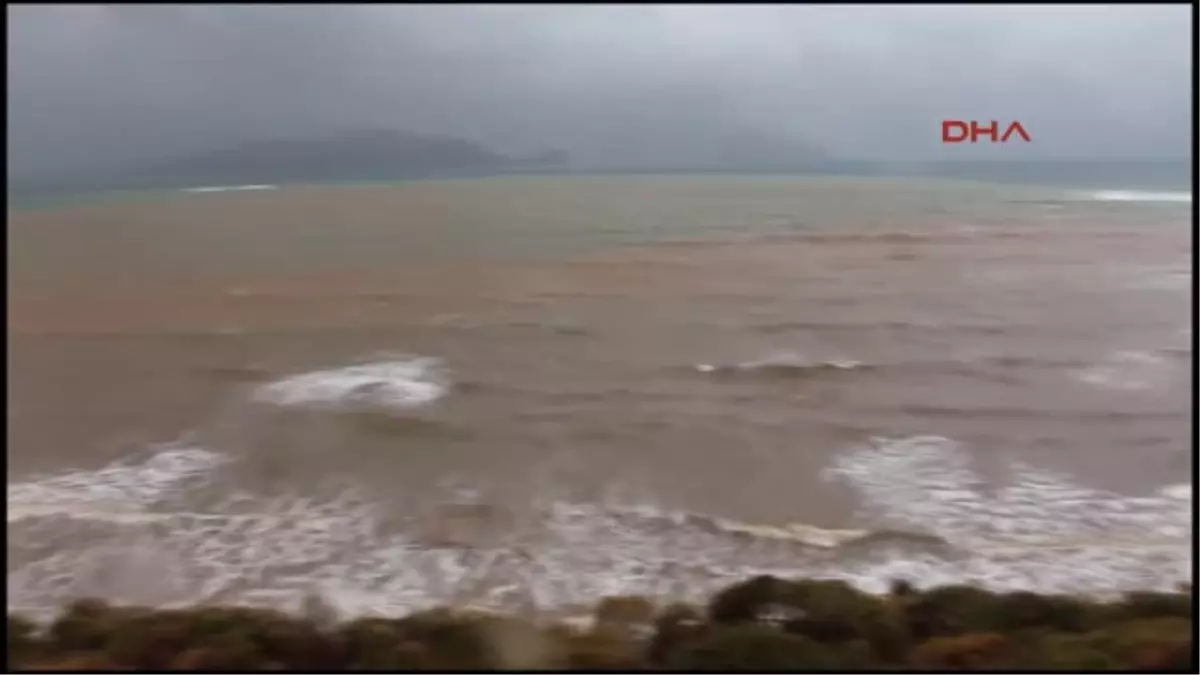 Muğla Yağmur Sonrası Çamurlu Su Denizin Rengini Değiştirdi