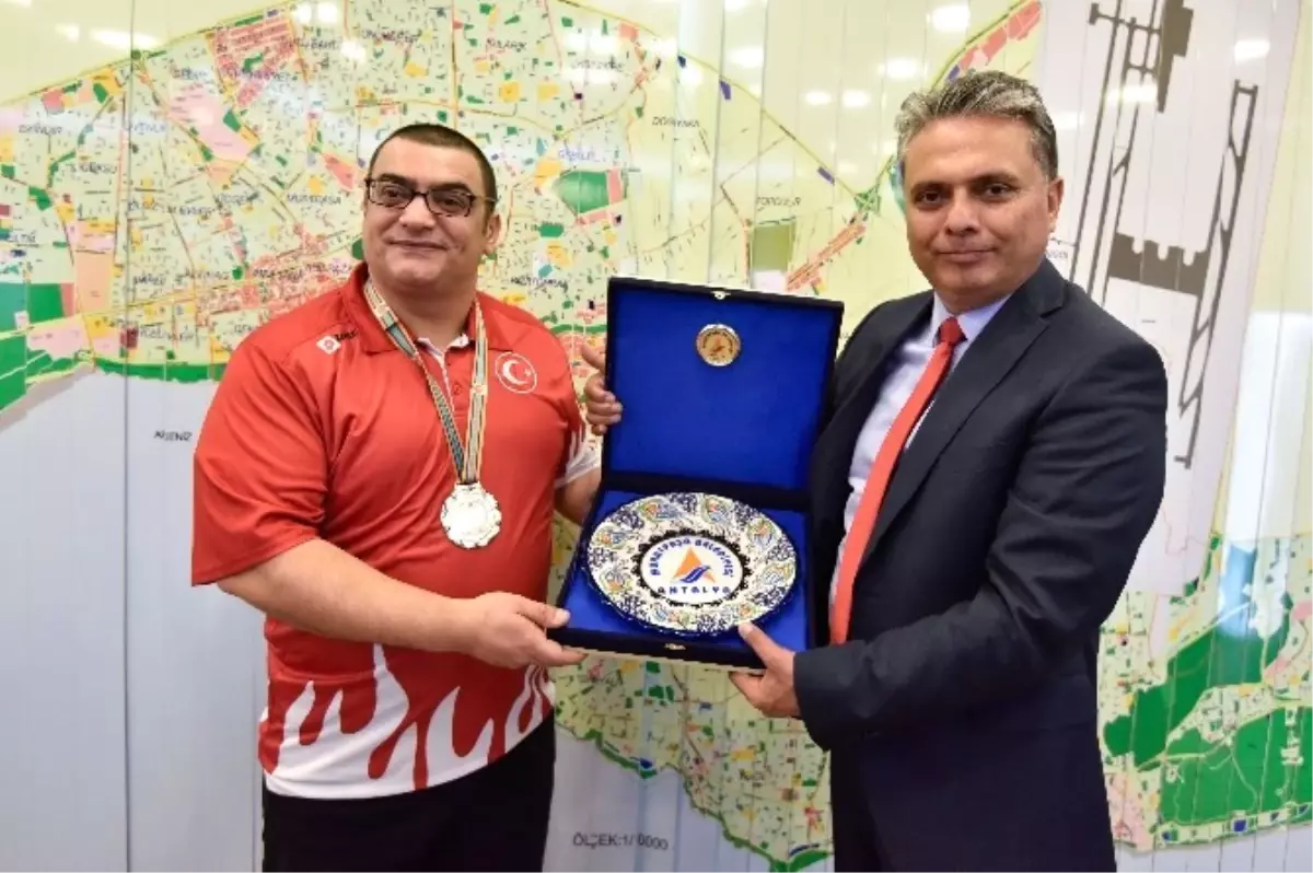 Muratpaşa, Görme Engelli Sporcu Yanık\'a Tesisleri Açtı