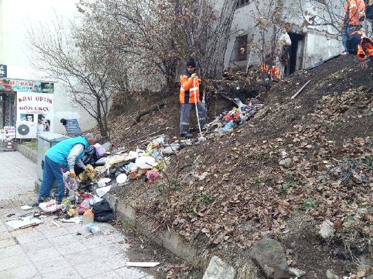 Niksar\'da Bir Evden 8 Kamyon Çöp Çıkarıldı