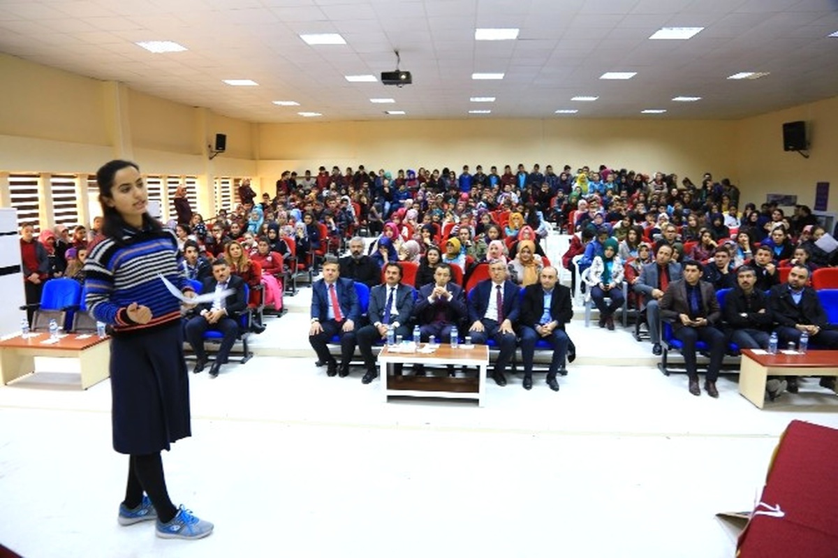 Öğrencilerin \'Sosyal Medya Münazarası\' Hararetli Tartışmalara Sahne Oldu