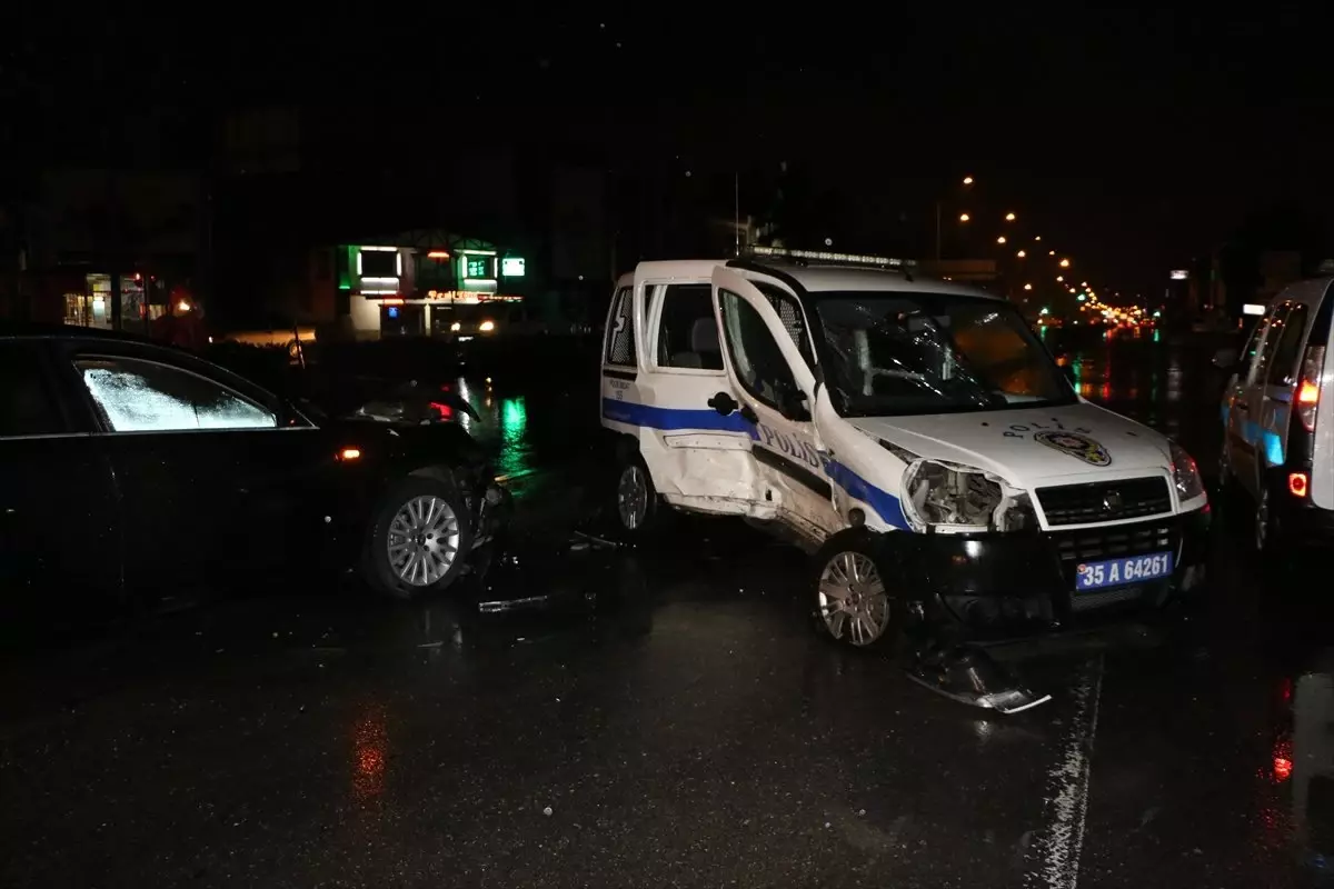 Otomobil Kavşakta Polis Otosuna Çarptı: 3 Yaralı