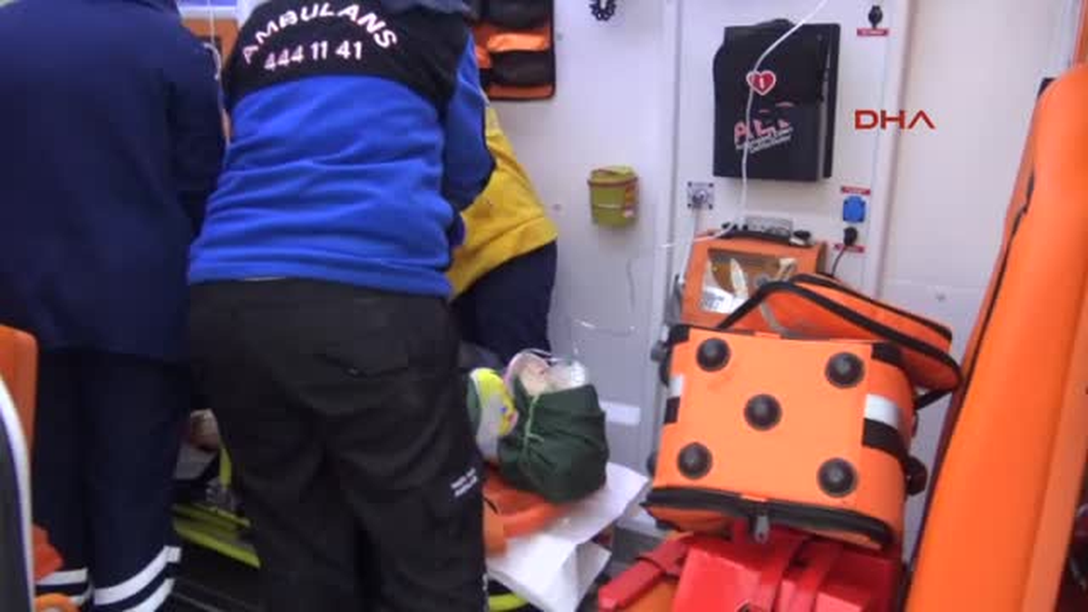 Otomobil Köprüde Asılı Kaldı, Sürücü Yaralandı
