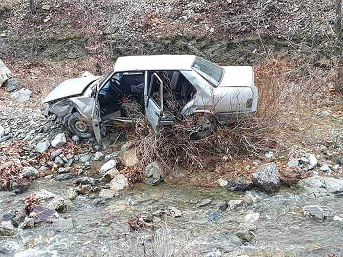 Otomobil Şarampole Uçtu: 3 Yaralı