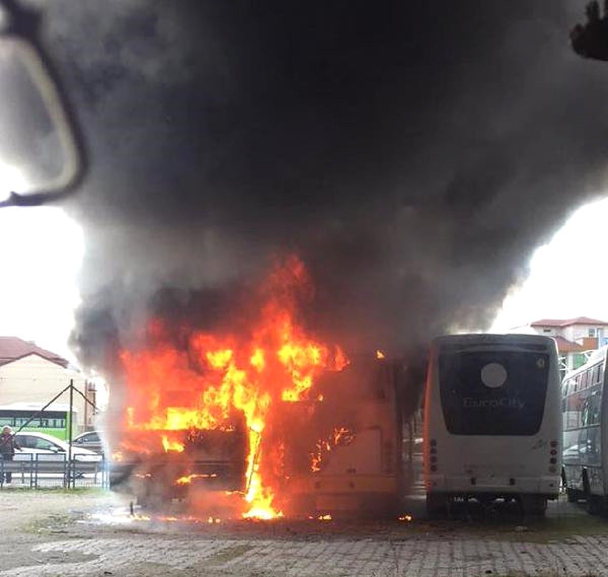Park Halindeki 2 Otobüs, Alevlere Teslim Oldu