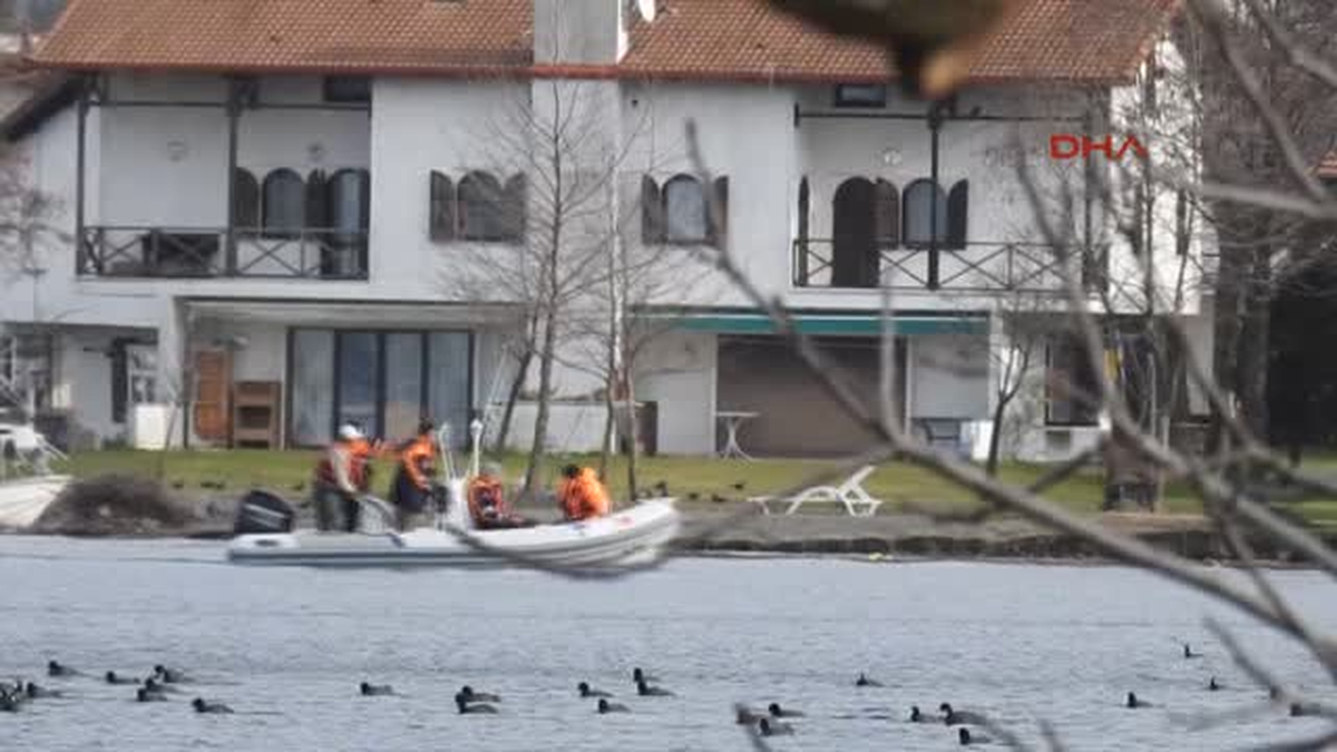 Göle Sürüklenen Teknesini Kurtarmak İsterken Mahsur Kaldı
