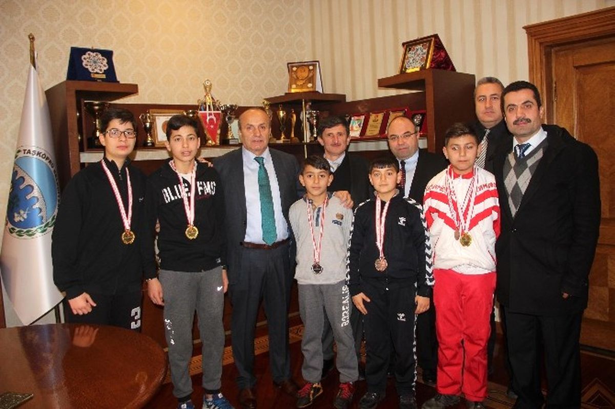 Şampiyon Kick Boksçular, Başkan Arslan\'ı Ziyaret Etti