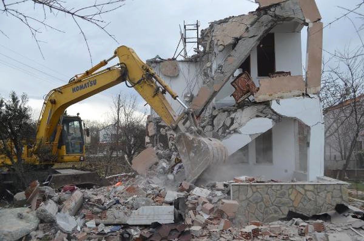 Samsun\'da Kaçak Olduğu İddia Edilen 2 Katlı Bina Yıkıldı