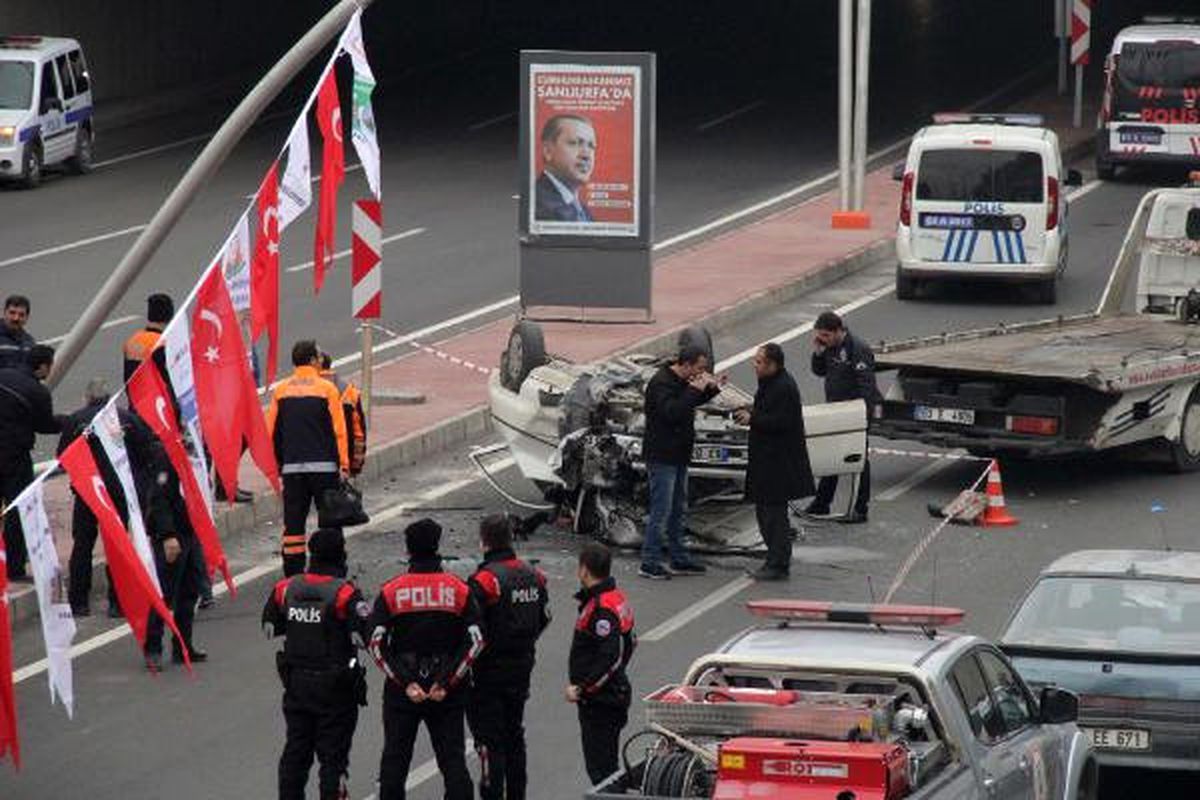 Şanlıurfa\'da Otomobil Direğe Çarpıp Devrildi: 4 Yaralı
