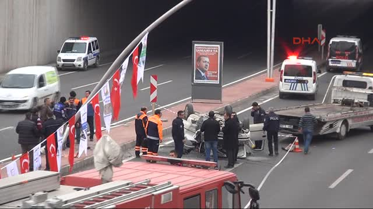 Şanlıurfa\'da Otomobil Direğe Çarpıp Devrildi: 4 Yaralı