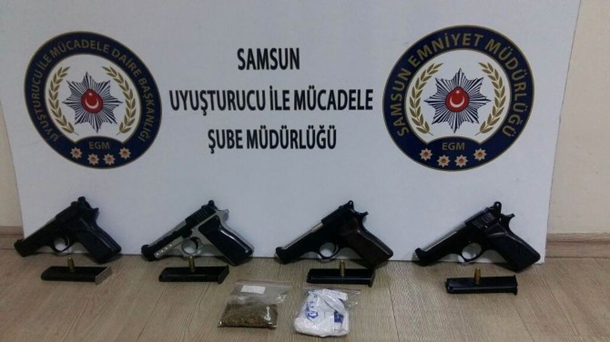Polis Şüpheli Araçtan Ruhsatsız 4 Tabanca ve Uyuşturucu Buldu