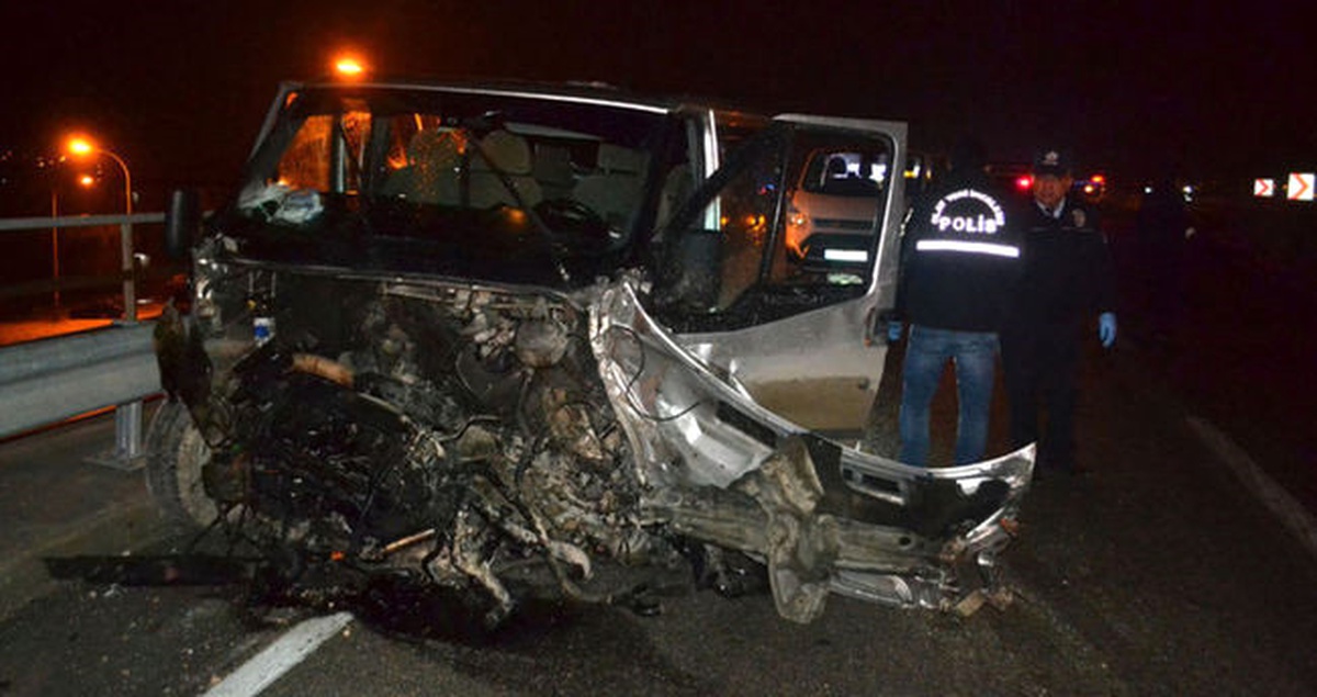 Suriyeli Kaçakları Taşıyan Minibüs Kaza Yaptı: 1 Ölü, 25 Yaralı