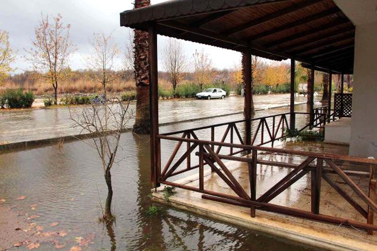 Yağmur Sonrası Çamurlu Su Denizin Rengini Değiştirdi
