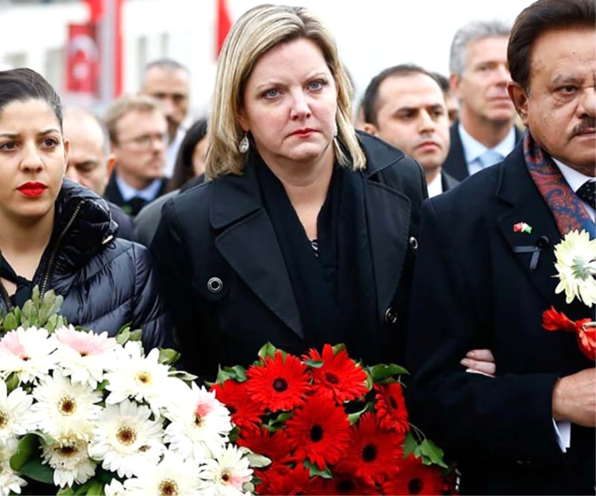 ABD\'nin İstanbul Başkonsolosu Reina Önüne Çiçek Bıraktı