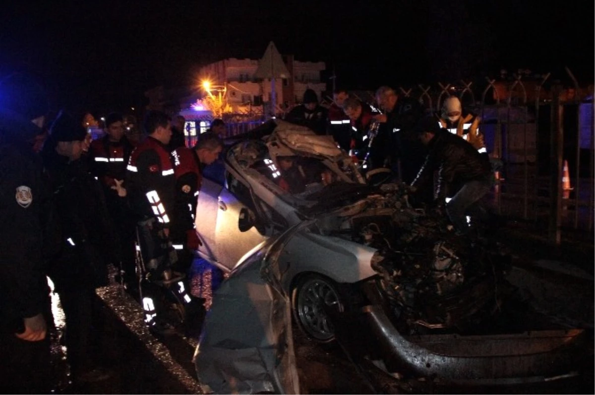 Adana\'da Şoför Aracın Kontrolünü Kaybetti, 4 Yaralı