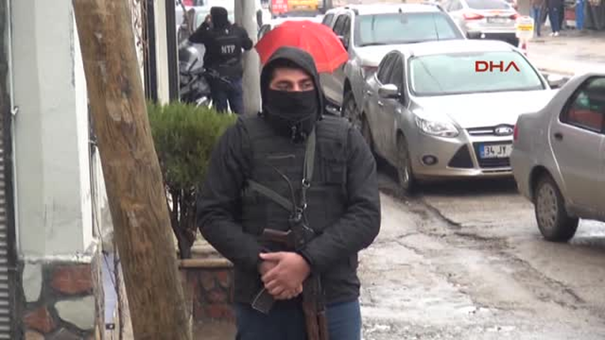 Adana Yağmur Altında Uygulama
