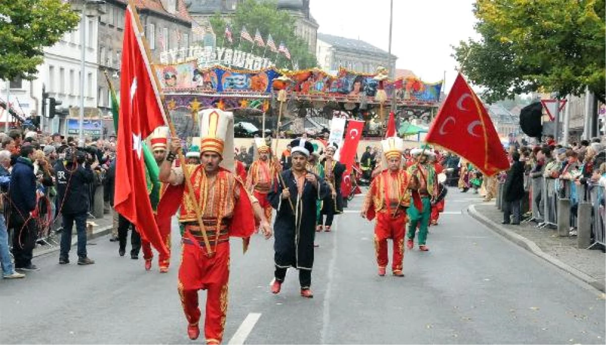 Almanya\'nın Fürth Belediyesi Üç Hilalli Osmanlı Bayrağını Yasakladı