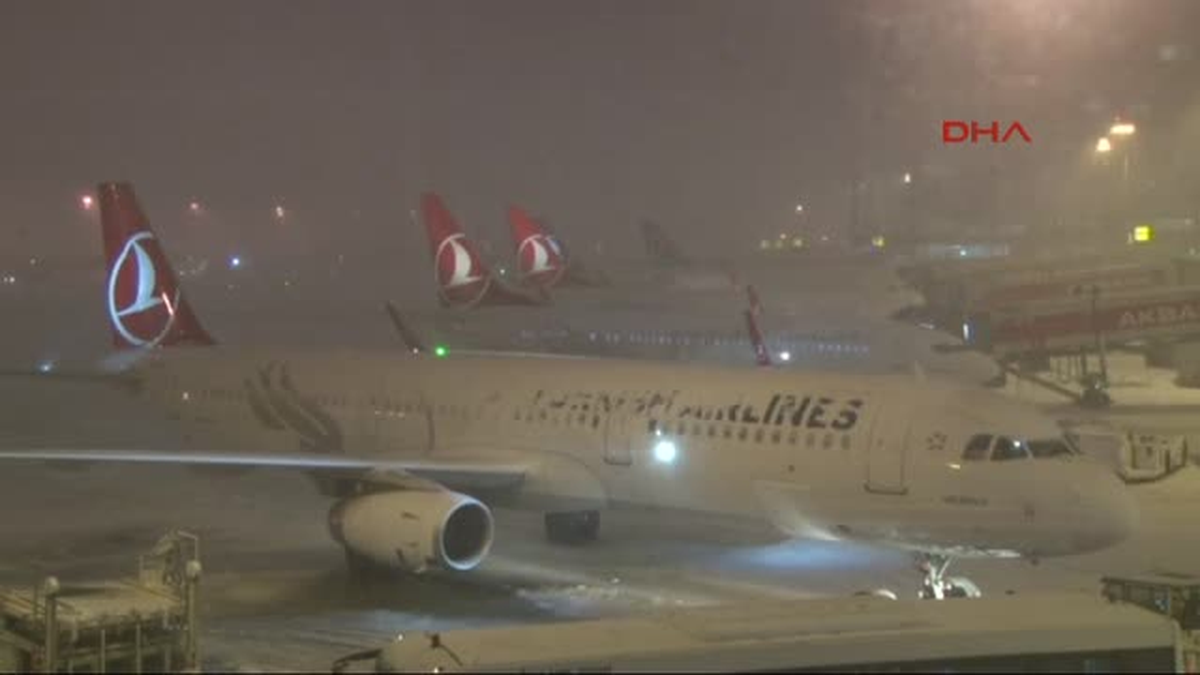 Atatürk Havalimanı\'nda Uçuşlar Yarım Saat Yapılamadı