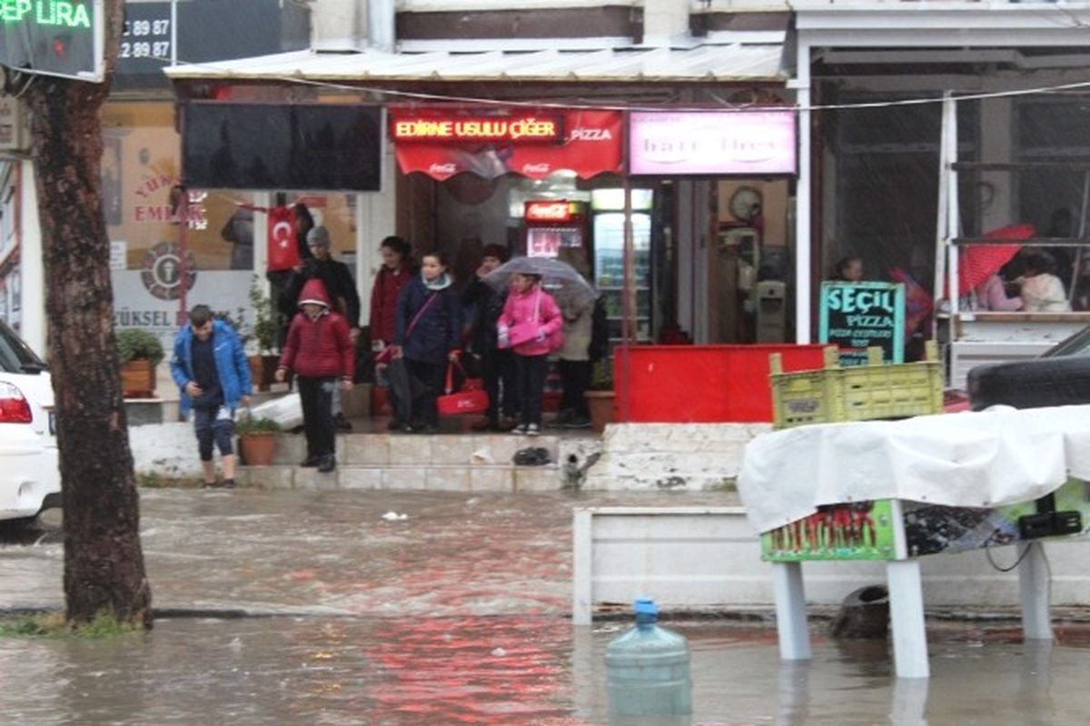 Ayvalık\'ta Şiddetli Yağış, Su Baskınlarını Beraberinde Getirdi