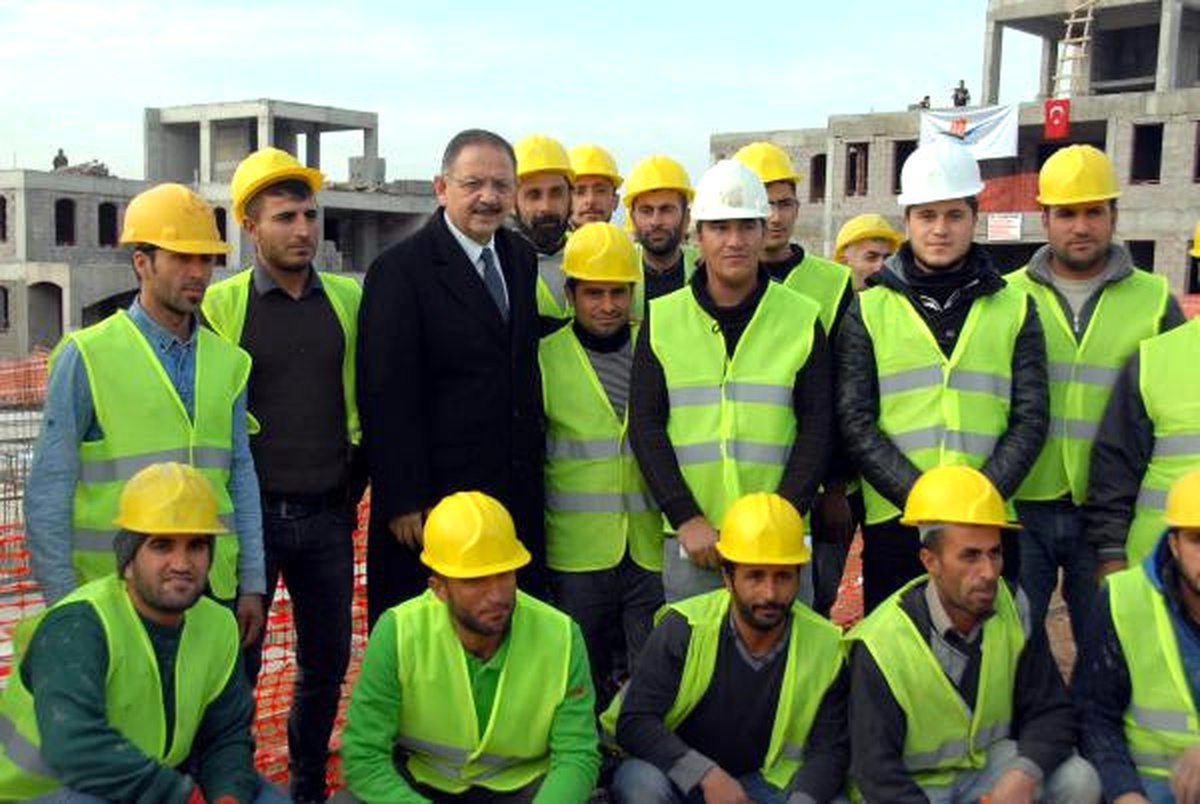 Bakan Özhaseki Cizre\'de TOKİ İnşaatlarını İnceledi