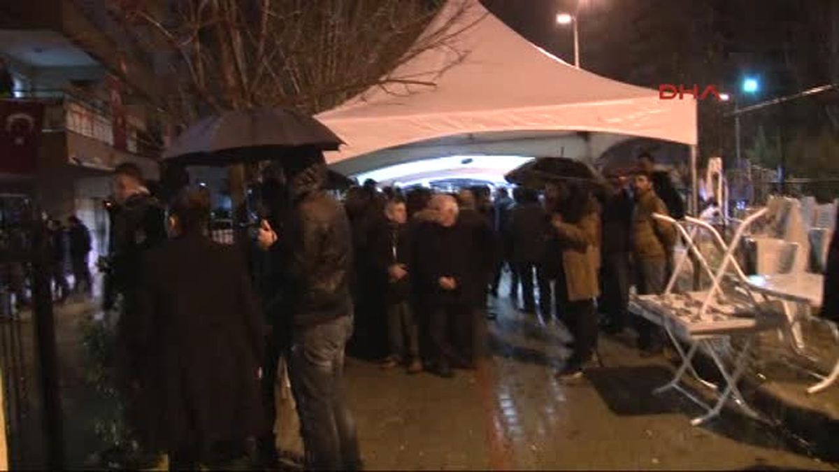 Başbakan Yıldırım Saldırıda Şehit Olan Polisin Evine Taziye Ziyaretinde Bulundu