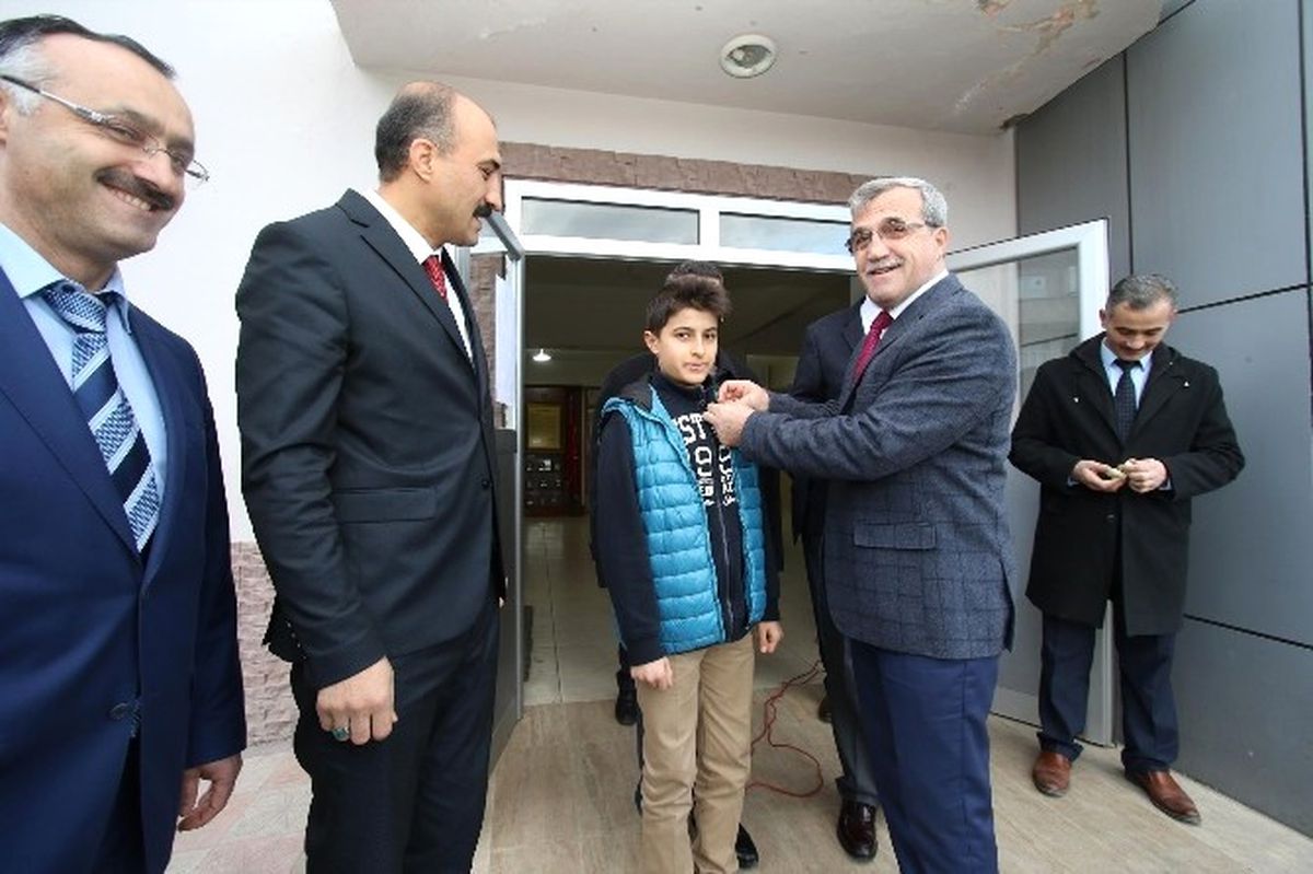 Başkan Akcan\'dan Teog Birincisine Ödül