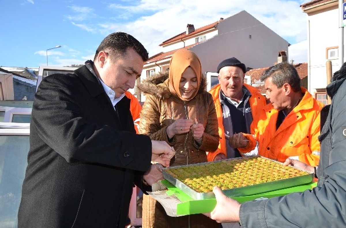 Başkan Bakıcı\'nın Kar Temizleme Ekiplerine Baklava İkramı