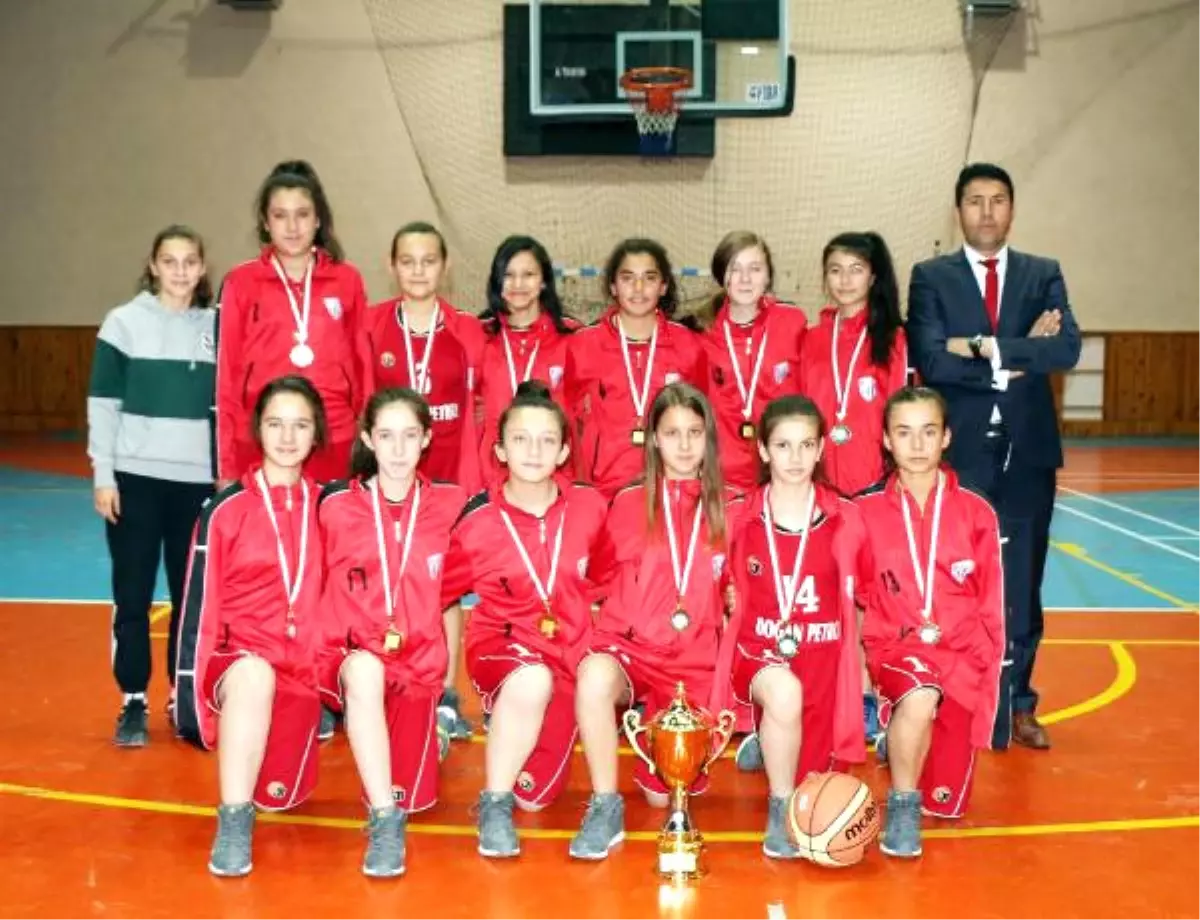 Beden Eğitimi Öğretmeni Basketbola Yıldız Yetiştiriyor