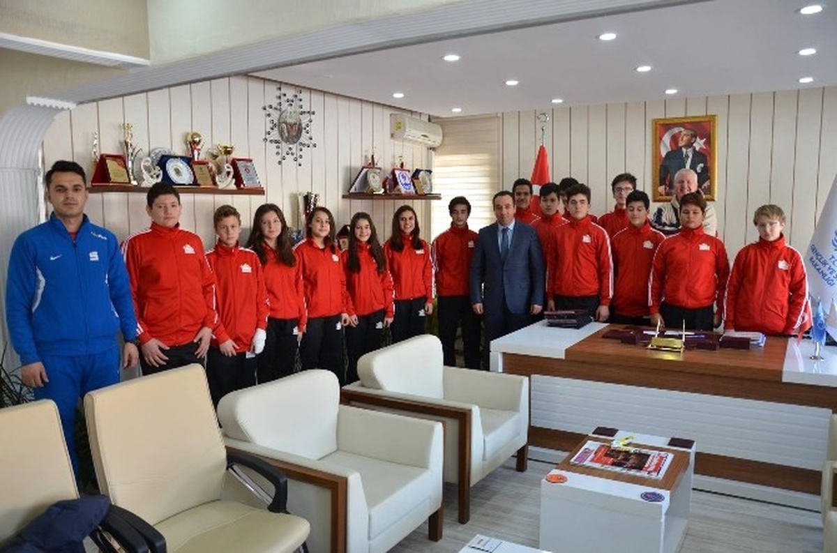 Bilecik Temsilcisi Basketbol ve Voleybol Takımları Uşak\'a Uğurlandı