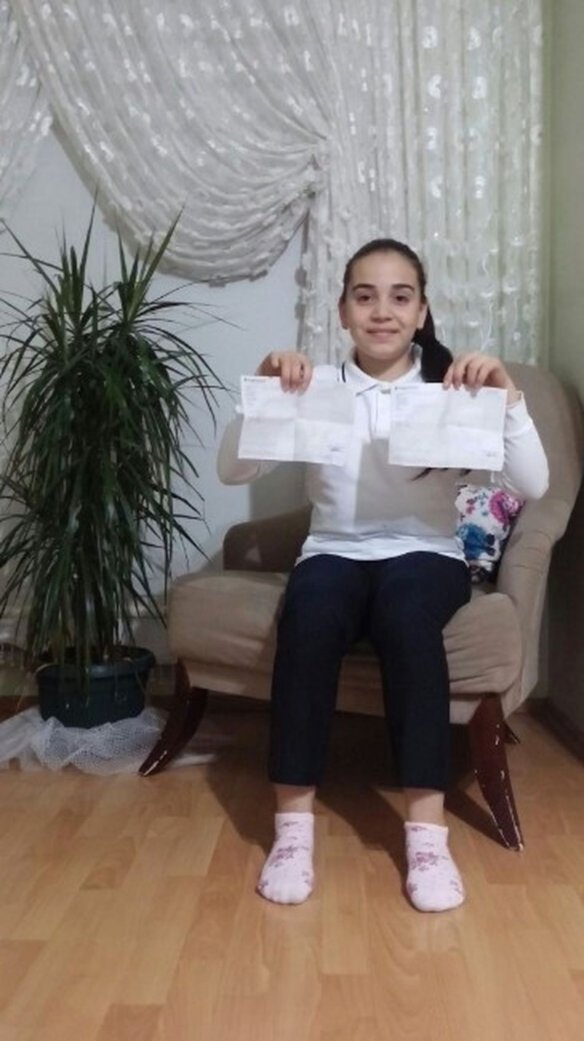 Burs Parasını Halepli Akranlarına Gönderdi