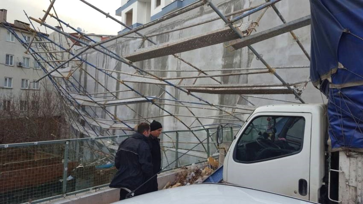 Bursa\'da Şiddetli Lodos, İnşaat İskelesini Yerle Bir Etti