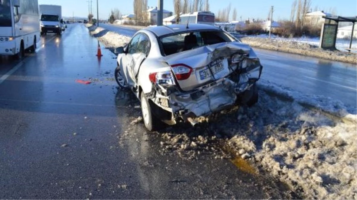 Buzlu Yolda Zincirleme Kaza: 15 Yaralı
