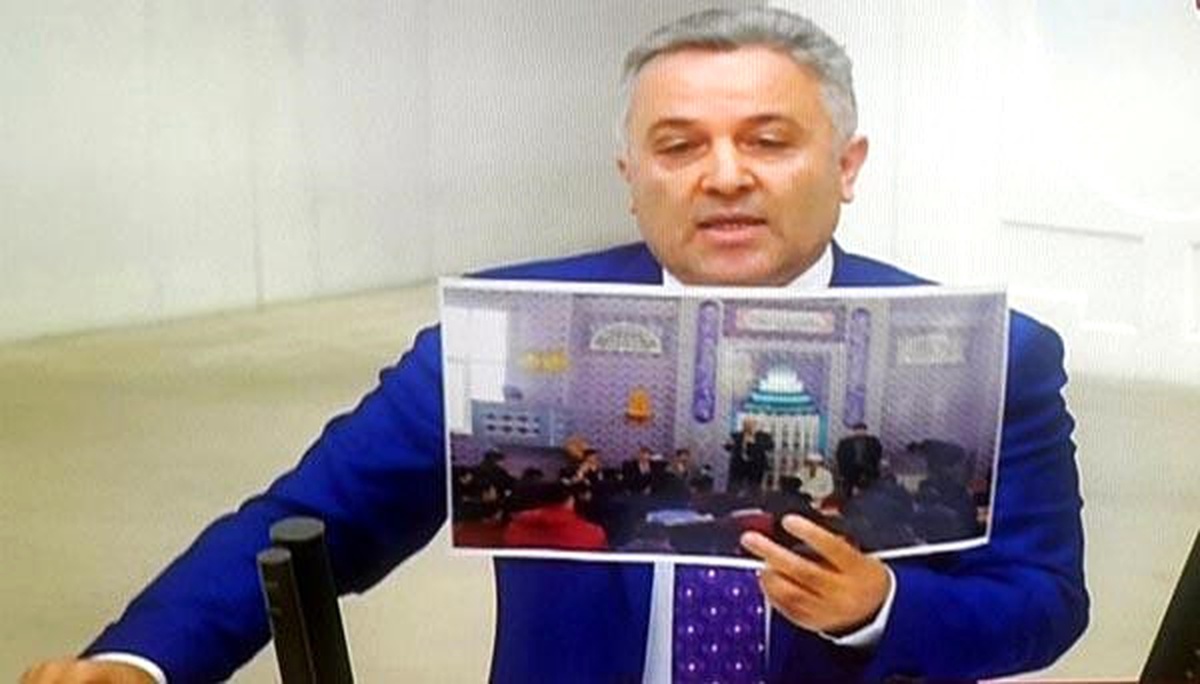 CHP\'li Arık, \'Camide Siyaset\' Fotoğrafını TBMM\'ye Taşıdı