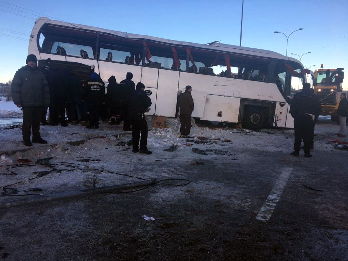 Cihanbeyli\'de Öğrenci Servisi Devrildi: 2 Ölü, 16 Yaralı (1)