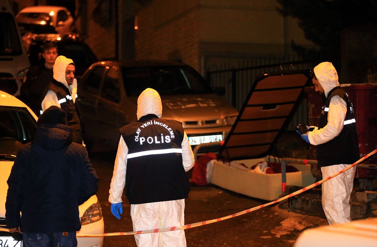 Çöp Konteynerinin Yanına Bırakılan Bazadan Ceset Çıktı