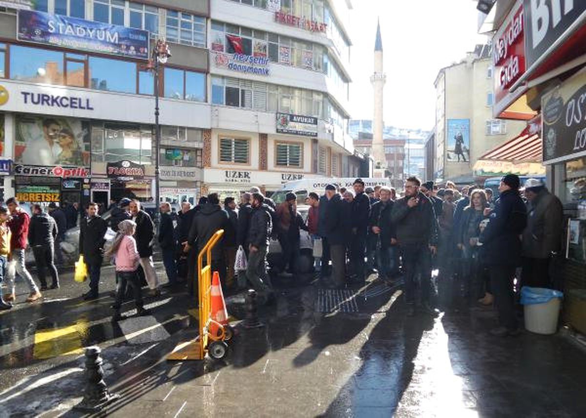 Çöp Kutusuna Bırakılan Çanta Bomba Paniğine Neden Oldu