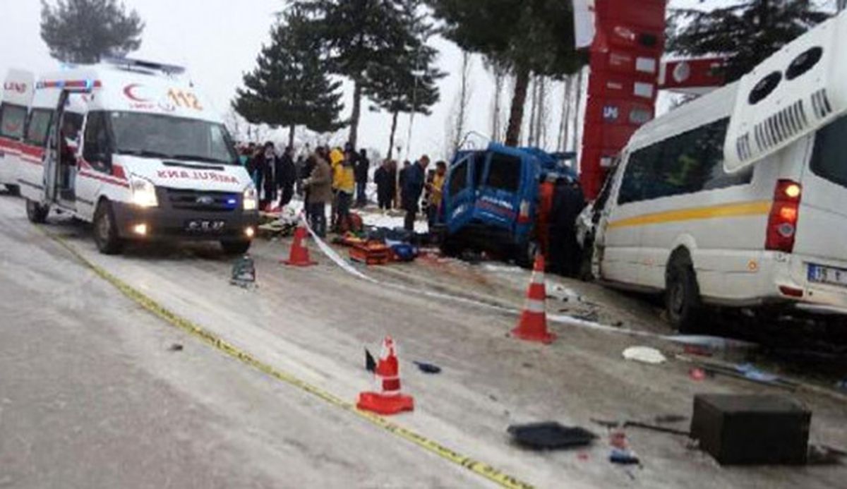 Çorum\'da Askeri Aracın Minibüsle Çarpışması
