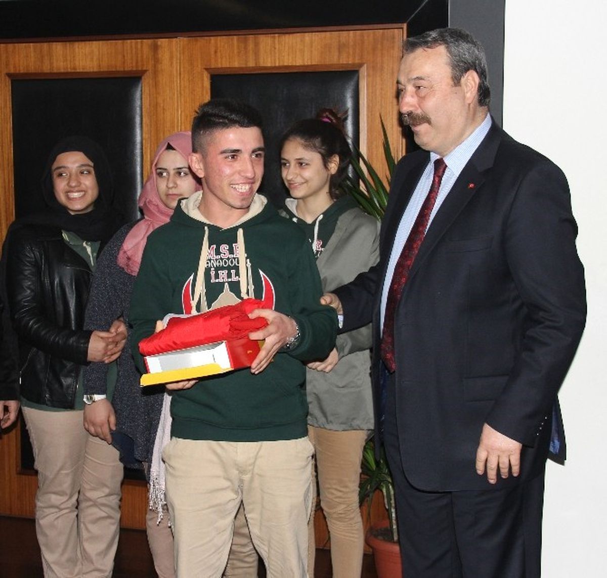 Emniyet Müdürü Futbol Topu, Forma ve Krampon Hediye Etti, Öğrenciler Sevince Boğuldu