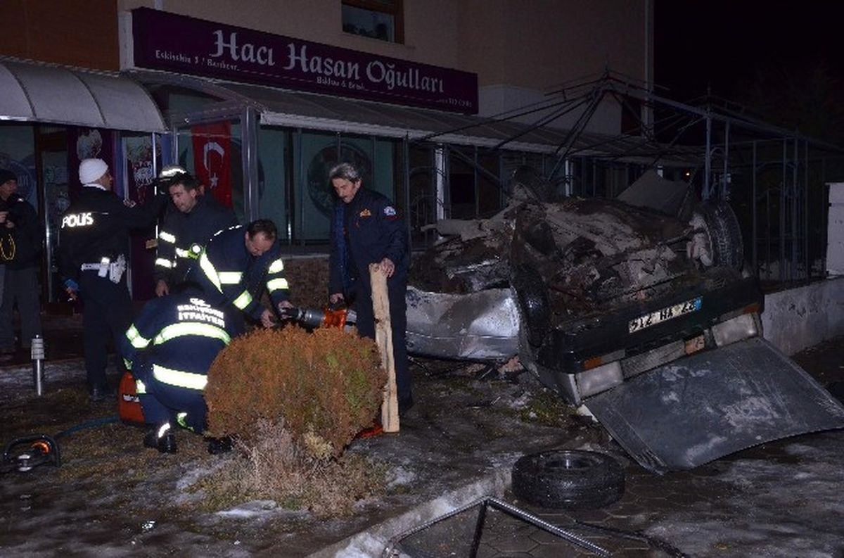 Eskişehir\'de Otomobil Takla Attı: 2 Ölü, 1 Yaralı