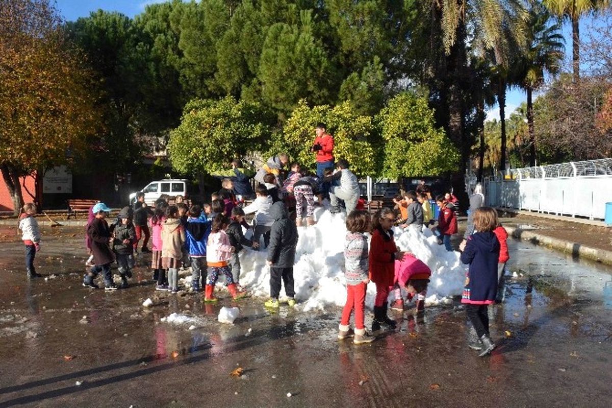 Fethiye\'de Belediye Karı Okul Bahçesine Taşıdı
