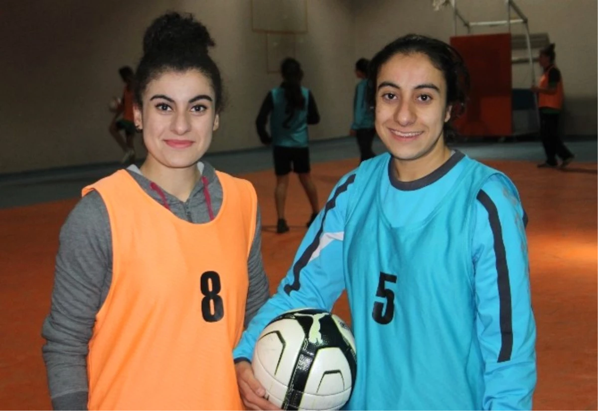 Siirt\'teki Futbolcu Kız Kardeşler Erkek Futbolcuları Aratmıyor